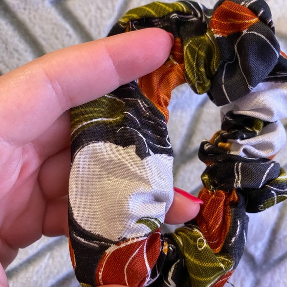 Handmade pumpkins and gourds scrunchie - Picture 2 of 3